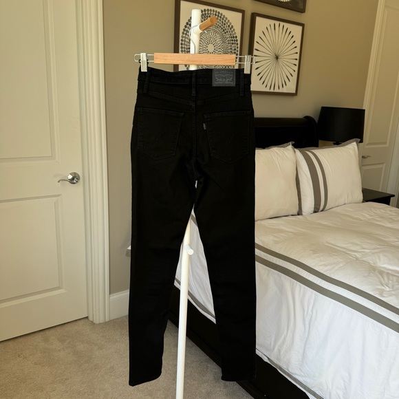 Levi’s 721 High Rise Skinny in Black - Picture 8 of 11